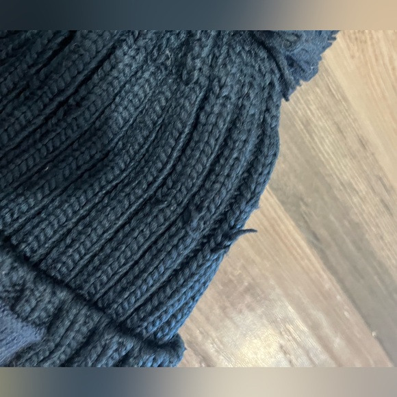 Navy North Face toque with pom pom - Picture 3 of 3